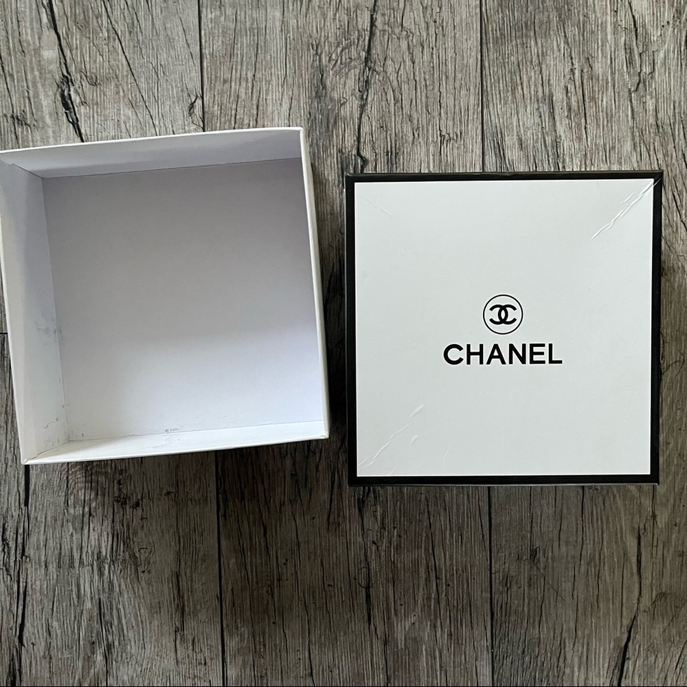 Chanel Gift Box - Picture 2 of 5